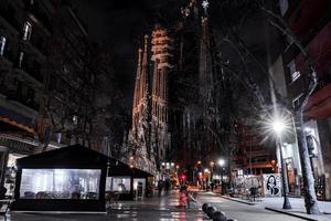 notte Visualizza di il la sagrada familia Cattedrale. degno di nota Cattedrale foto