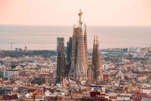 bellissimo aereo Visualizza di il Barcellona città con un' sagrada familia foto