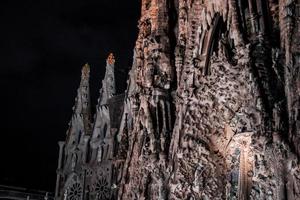 notte Visualizza di il la sagrada familia Cattedrale. degno di nota Cattedrale foto