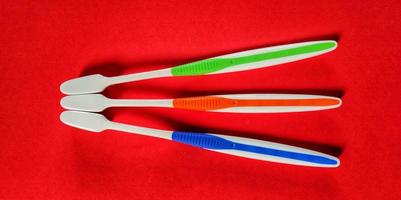 tre diverso colorato spazzolini da denti, superiore Visualizza. foto