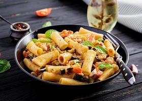 rigatoni pasta con pollo carne, melanzana nel pomodoro salsa nel ciotola. italiano cucina. foto