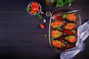 karniyarik - Turco tradizionale melanzana melanzana pasto. ripieno melanzane con terra Manzo e verdure al forno con pomodoro salsa. Turco cucina. superiore Visualizza. copia spazio foto