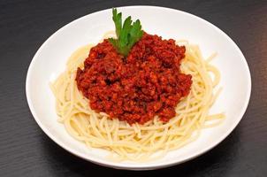 spaghetti bolognese pasta con pomodoro salsa e carne foto