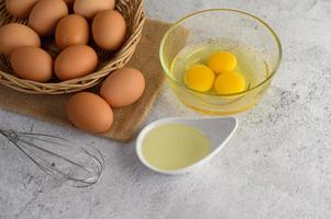 uova biologiche e olio per la preparazione da forno foto