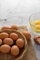 uova biologiche e olio per la preparazione da forno foto
