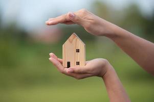 nuovo casa concetto - giovane famiglia con sognare Casa scala modello nel mani foto