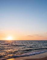 davanti punto di vista paesaggio viaggio estate mare vento onda freddo su vacanza calma mare costiero la zona grande sole impostato cielo leggero arancia d'oro natura tropicale bellissimo sera ore giorno a scoppio san spiaggia Tailandia. foto