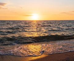 davanti punto di vista paesaggio viaggio estate mare vento onda freddo su vacanza calma mare costiero la zona grande sole impostato cielo leggero arancia d'oro natura tropicale bellissimo sera ore giorno a scoppio san spiaggia Tailandia. foto