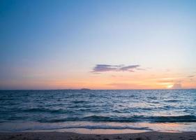 davanti punto di vista paesaggio viaggio estate mare vento onda freddo su vacanza calma mare costiero la zona grande sole impostato cielo leggero arancia d'oro natura tropicale bellissimo sera ore giorno a scoppio san spiaggia Tailandia. foto