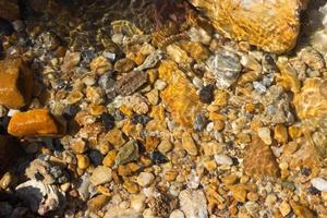 ciottoli colorati sotto l'acqua per lo sfondo foto