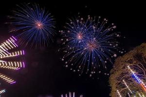 fuochi d'artificio al di sopra di il tempio nel il buio cielo foto