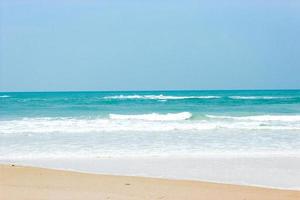 onde dell'oceano su una spiaggia foto