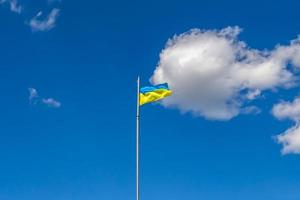 fotografia su tema nazionale ucraino bandiera nel tranquillo, calmo cielo foto