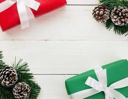 regali di Natale e decorazioni su legno bianco foto