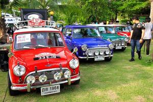 bangkok, Tailandia - gennaio 29, 2023 bellissimo austin mini bottaio auto parcheggio su erba campo per mostrare a mini su il spiaggia festa. trasporto, classico o Vintage ▾ auto e veicolo concetto foto