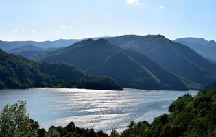 soleggiato lago di montagna foto