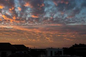 cielo rosso al mattino, durante l'alba foto