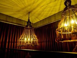 caldo colorato leggero a partire dal un' moderno soffitto pendente lampada foto
