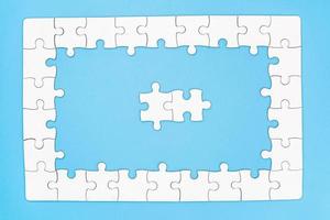 bianca sega puzzle pezzi su blu sfondo, copia spazio. foto