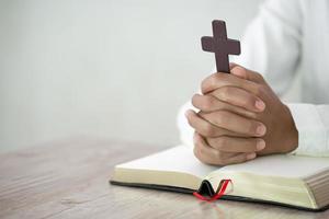 mani in preghiera. la terapia eucaristica benedica dio aiutando a pentirsi cattolica pasqua prestata mente prega. sfondo del concetto di religione cristiana. foto