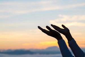 donna mani preghiere per Dio donna pregare per Dio benedizione per desiderando avere un' meglio vita. accattonaggio per perdono e credere nel bontà. foto