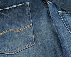 molte di blu classico jeans impilati caoticamente foto