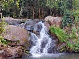 cascata nel ruscello foto