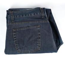 piegato blu Uomini jeans su un' bianca sfondo, superiore Visualizza foto