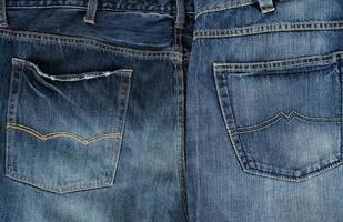 blu classico jeans piegato nel un' riga foto