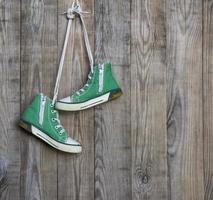 paio di vecchio verde tessile scarpe da ginnastica foto