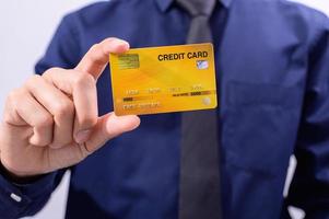uomo d'affari in possesso di una carta di credito foto