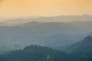 montagne e foreste al mattino foto