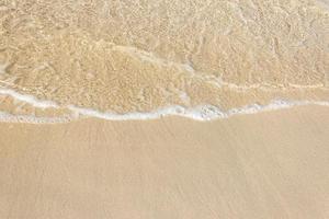 onde dell'oceano sulla spiaggia sabbiosa