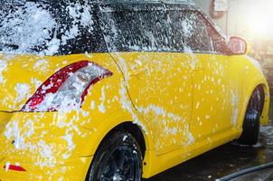 lavaggio auto con schiuma foto