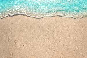 onde dell'oceano sulla spiaggia sabbiosa foto