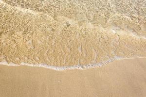 onde dell'oceano sulla spiaggia sabbiosa