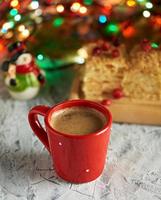 rosso ceramica tazza con nero caffè foto