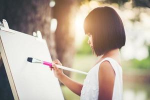 artista della bambina che dipinge un quadro nel parco