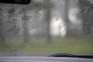 pesante pioggia su auto parabrezza tergicristallo foto