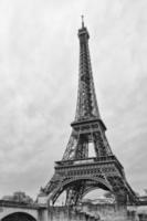 giro eiffel verticale nel nero e bianca foto