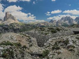 montare piana dolomiti montagne primo mondo guerra percorsi trincea buca foto