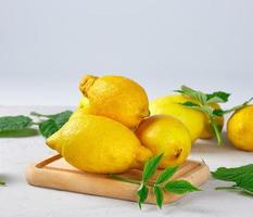 fresco maturo totale giallo limoni, ingredienti per fabbricazione estate bevande foto