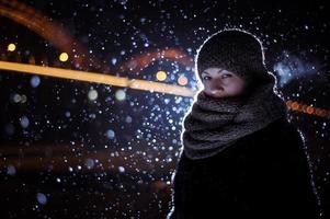 silhouette di un' uomo su il sfondo di caduta neve nel inverno foto