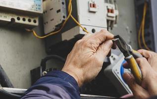 un' immagine di un' uomo Lavorando su qualcosa foto