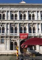 Venezia, Italia - settembre 5, 2022. palazzo circa Vendramin calergi, considerato per essere unesimo maggior parte elegante esempi di il veneziano Rinascimento su il canale grande, è th posto a sedere di casinò di venezia foto