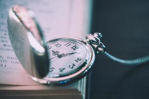 orologio da tasca vintage, simboli del tempo con copia spazio foto
