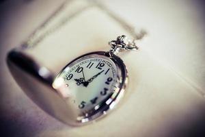 orologio da tasca vintage, simboli del tempo con copia spazio foto