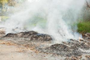 inquinamento dei rifiuti in fiamme in Thailandia foto