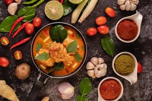 curry fatto con pollo, peperoncino, basilico e pomodoro