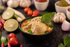 piatto di curry verde con pollo, peperoncino e basilico e pomodoro e lime foto